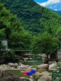 夏天就是要泡在水里安吉山步石溯溪