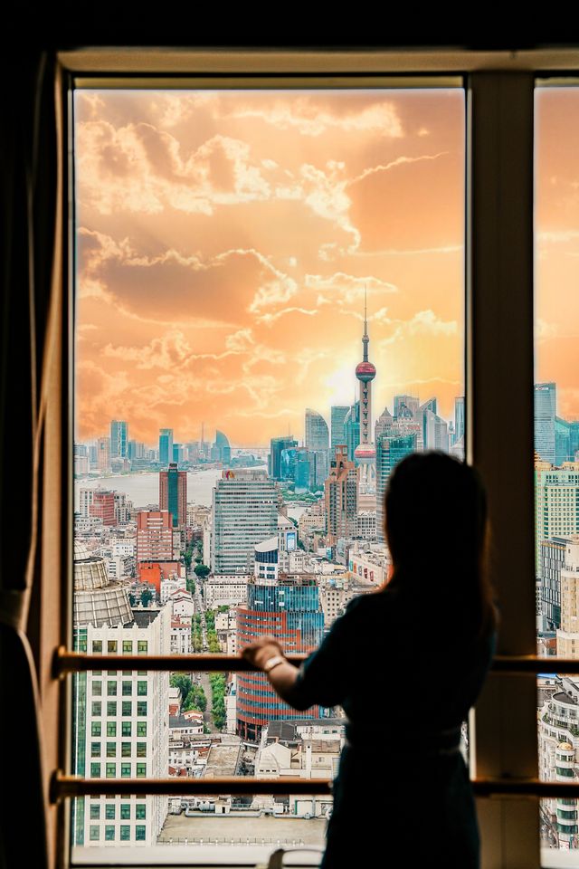 南京西路高空雲端，上海的浪漫夕陽盡收眼底。