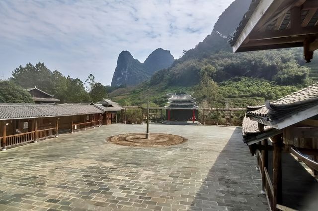 桂林||馬嶺古寨位於桂林荔浦縣馬嶺鎮，是當地政府將周邊侗族鄉民遷居至此後新建的民族風情園。遊桂林這裡。