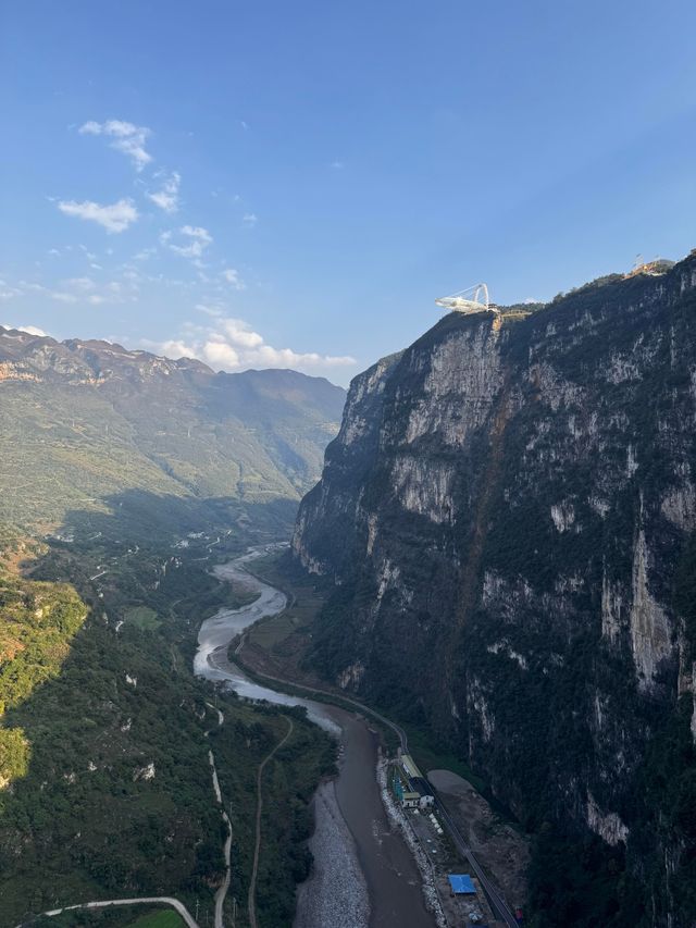 雲南泥珠河大峽谷，等風來不及追風去