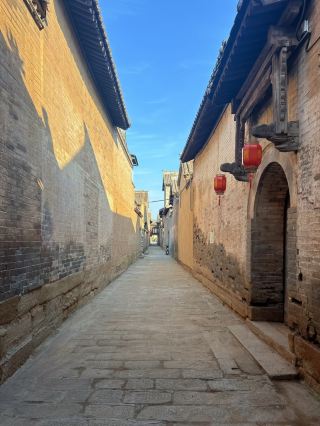 You will be happy to stay in such a courtyard! 