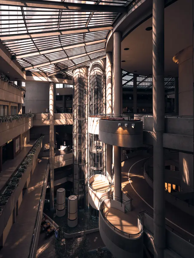 Interstellar Check-in: A Futuristic Shock in an 80s Building