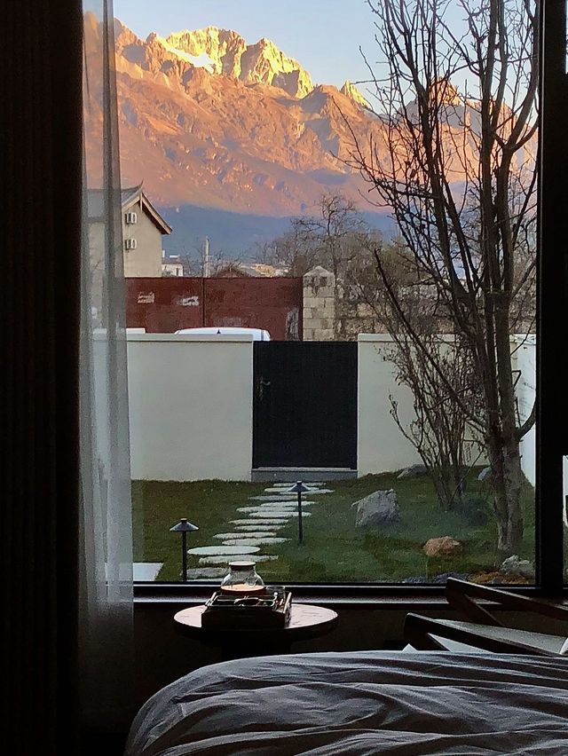 住在雪洛躺在床上就可以看到日照金山