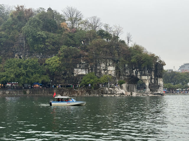 暴雨中的桂林象鼻山 兩江四湖