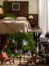 為了這家侘寂風酒店，我們倆趁著週末專程去了趟麗江