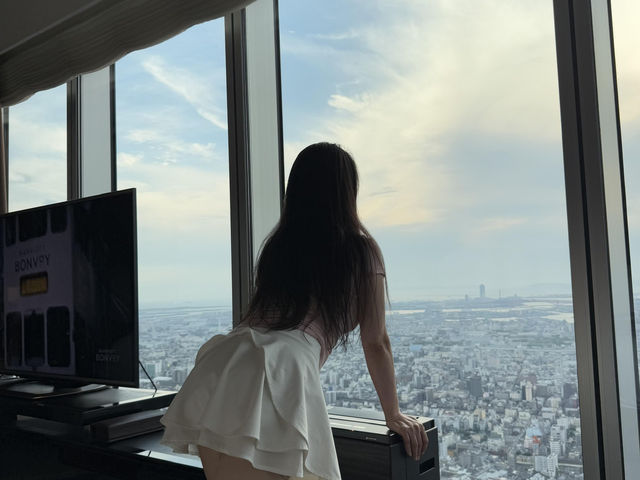 🇯🇵大阪萬豪54樓絕景！躺在床上看百萬夜景的天花板體驗✨ 