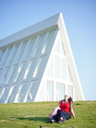 Dong'ao Island: The white wedding chapel in Honeymoon Park is perfect for photos!