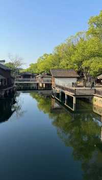 鹽官潮牆堪比小型瀑布