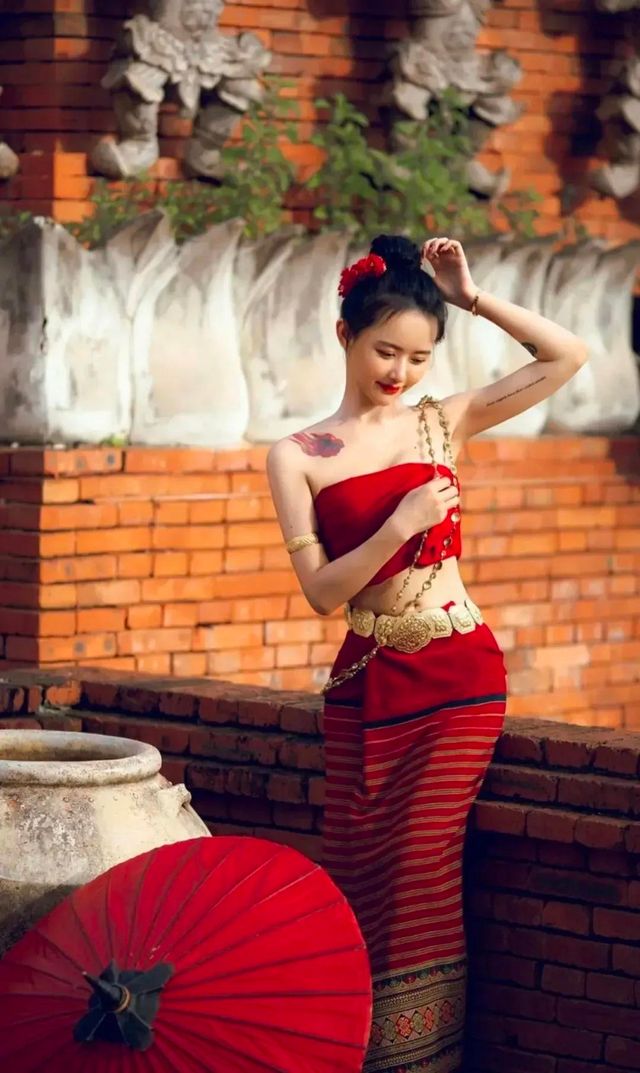 傣家少女，水畔輕舞醉清風
