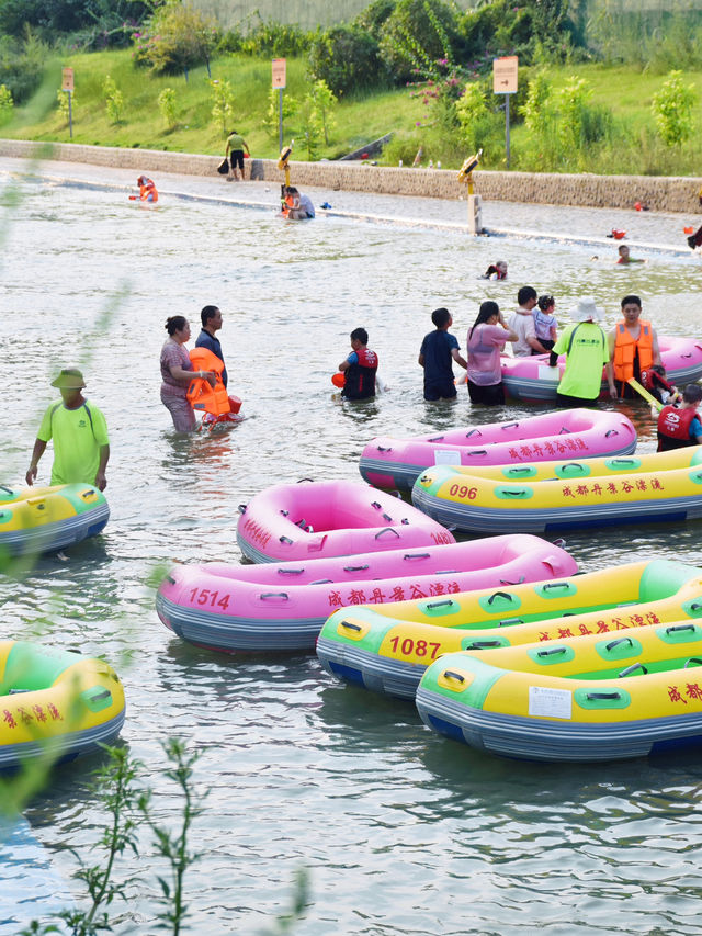 Chengdu Holiday: Stayed at a Panda Hotel, Enjoyed Boating, Rafting, and the Expo Gardens! ✈ 