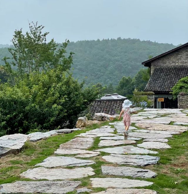 讓心靈放個假，枕著山風與雨聲入眠，南岔灣百年石屋聽雨記:
