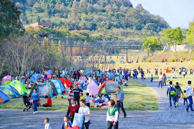 白天俯瞰江景，晚上欣賞燈光匯演，磨基山24小時漫遊指南：

磨基山作為宜昌「城市陽台」，既能徒步吸氧、俯瞰