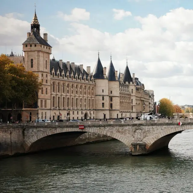 巴黎的魅力超越了天氣的限制