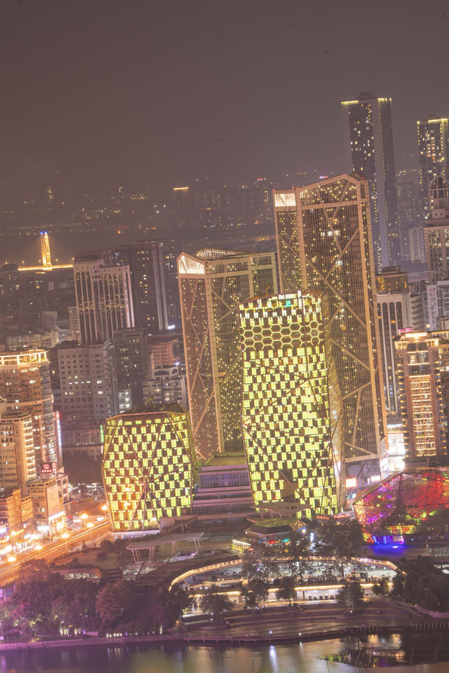 來感受柳州夜景的燈光璀璨，在馬鞍山公園山頂上。