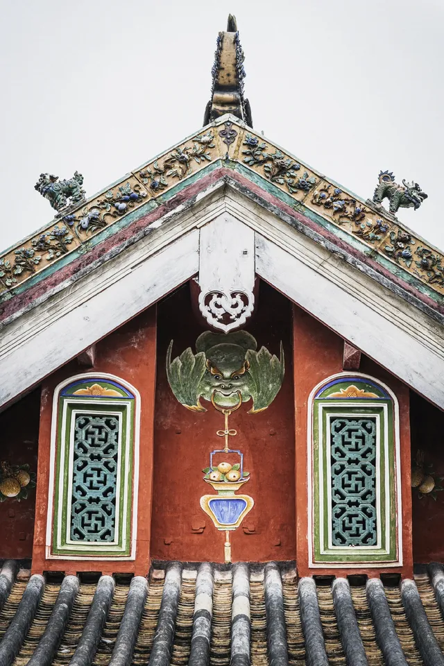 坐在祖廟的紅牆下，我拍到了佛山的魂。