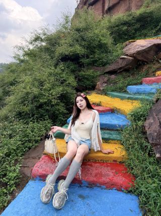 뤄양 완안산의 화려한 대협곡을 즐기는 느긋한 등산객을 위한 가이드: 직접 체험하고 편안하게 산을 만끽하세요. 플라잉 래더로 오르고 알파인 슬라이드로 내려오는 이 코스는 쉽고 스트레스 없이 즐길 수 있어 느긋한 등산객에게 안성맞춤입니다.