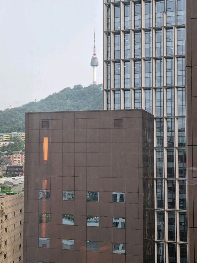 객실 창 밖으로 보이는 남산타워
