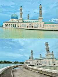 물 위에 비치는 모스크 ‘리카스 모스크’