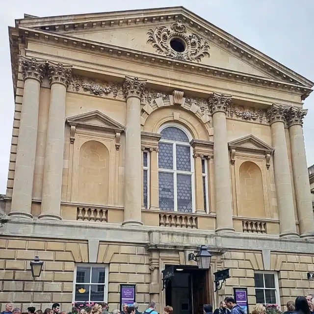 Explore historic Roman Baths in Bath 🇬🇧