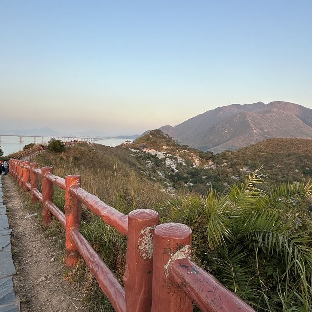 登上大澳虎山。欣賞迷人的日落🌅