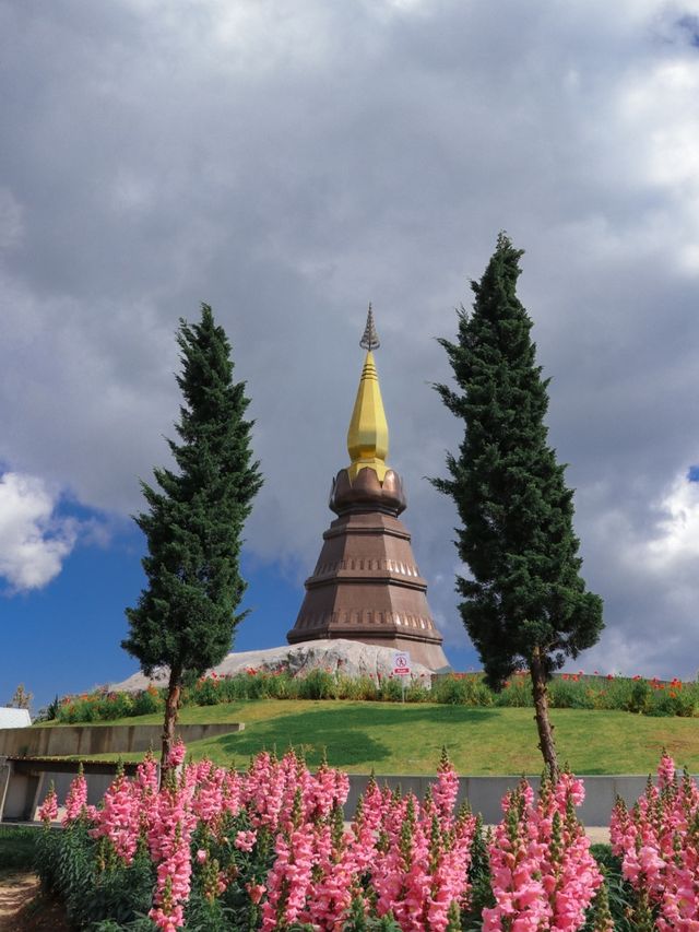 สักการะ องค์พระมหาธาตุคู่พระบารมี บนดอยอินทนนท์