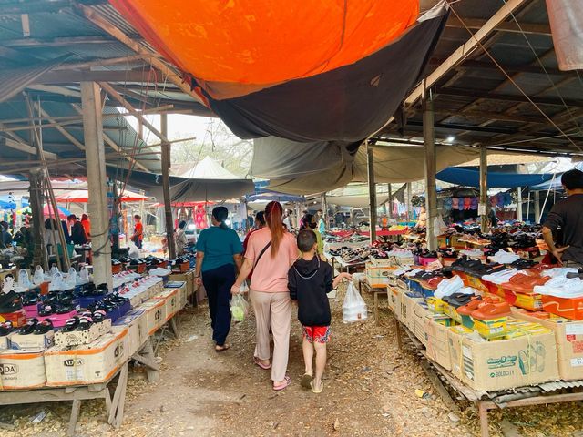 ตลาดนัดเก่าแก่ : ตลาดนัดวันอาทิตย์