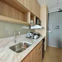 เดินทางสะดวก พักที่ Holiday Inn & Suites Sriracha