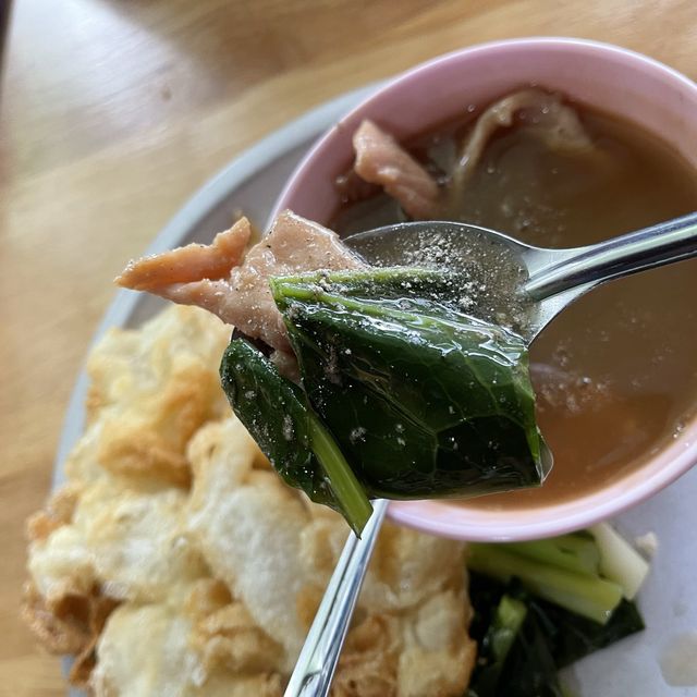 ใหญ่ กรอบ ราดหน้าหมู เมนูเด็ด