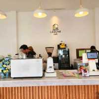 ☕️คาเฟ่ริมทะเลสาบสไตล์มินิมอล 🏡  𝑳𝒂𝒈𝒖𝒏𝒆
