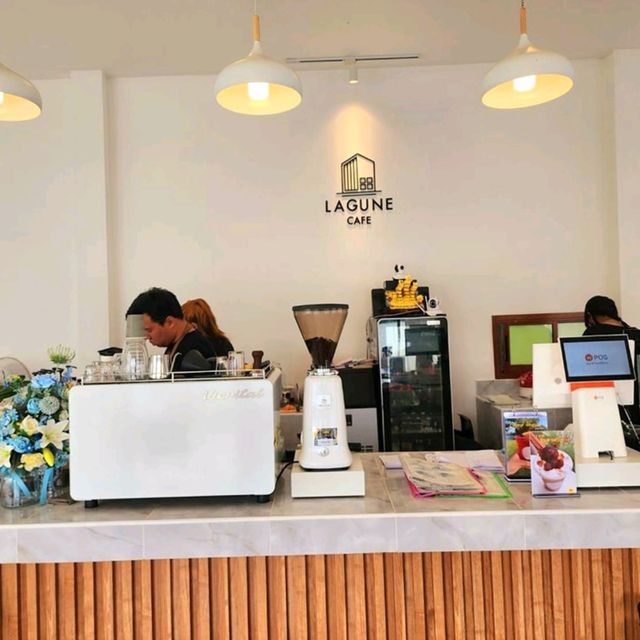 ☕️คาเฟ่ริมทะเลสาบสไตล์มินิมอล 🏡  𝑳𝒂𝒈𝒖𝒏𝒆