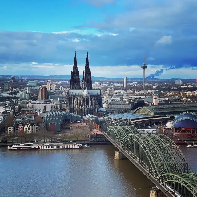 【特色景點】科隆主教座堂：德國最高的雙塔教堂，俯瞰科隆全景。【適用時間和場景】2024旅行願望。【地址】德國科隆Domkloster 4