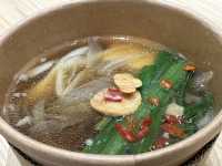 福岡・博多。博多駅で気軽にカウンターでカップもつ鍋が食べられる『YAMAYA BASE (マイング店)』