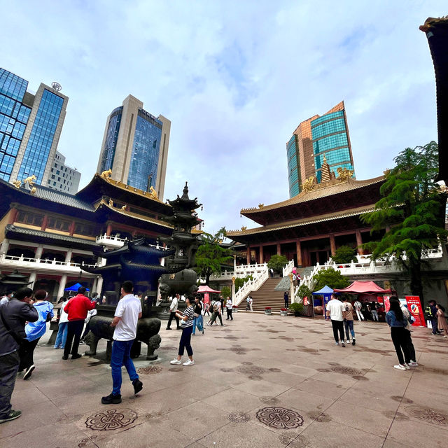 🙏🏯 Embrace Tranquility at Jing'an Temple! 🌸🕉️