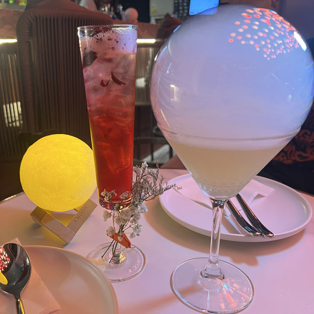 浪漫氣氛，月球主題酒吧