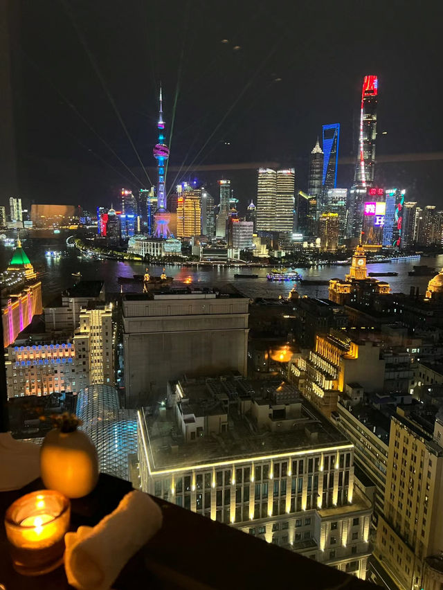 在上海的心臟，夜與光交織的詩篇—外灘中心酒店