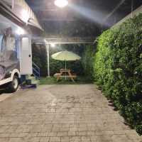 具有 微露營感受的 露營車之夜