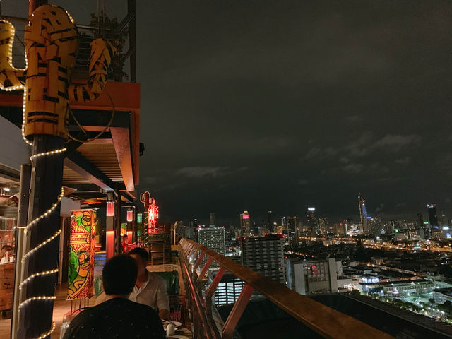 【泰國曼谷】位於市中心的潮流設計酒店，享有180度高空夜景酒吧及空中泳池。