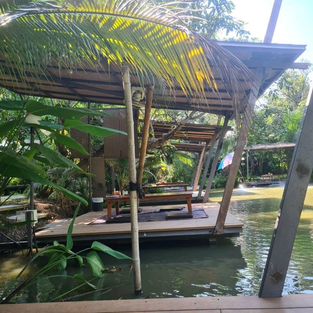 ชาย ฝสมัย คาเฟ่ริมนน้ำเมืองกรุง