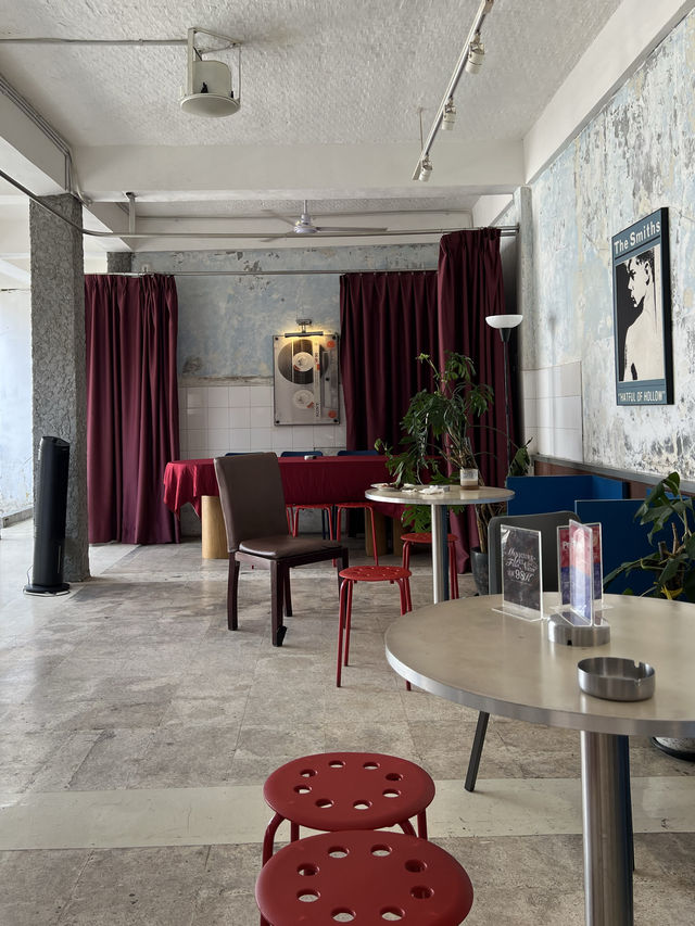 Cafe for the Coffee & Vinyl Lovers 📻