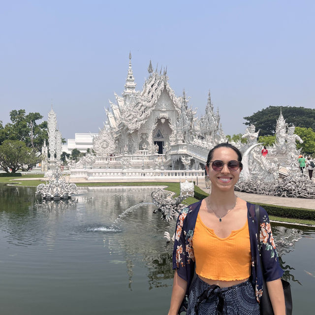 🤍 Getting lost in this intriguing White Temple 😍
