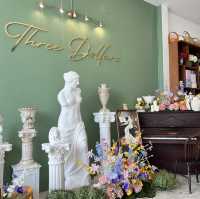 THREE DOLLARS Flowers & Cafe คาเฟ่สายหวาน