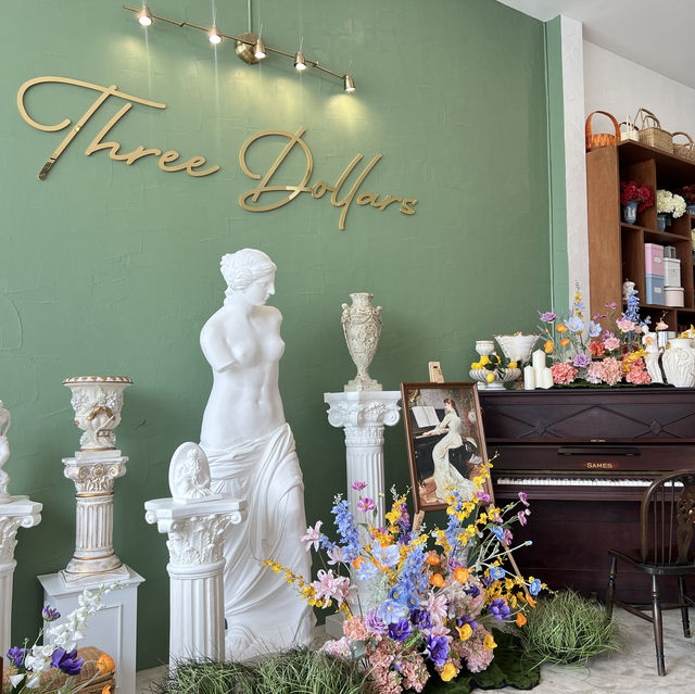 THREE DOLLARS Flowers & Cafe คาเฟ่สายหวาน