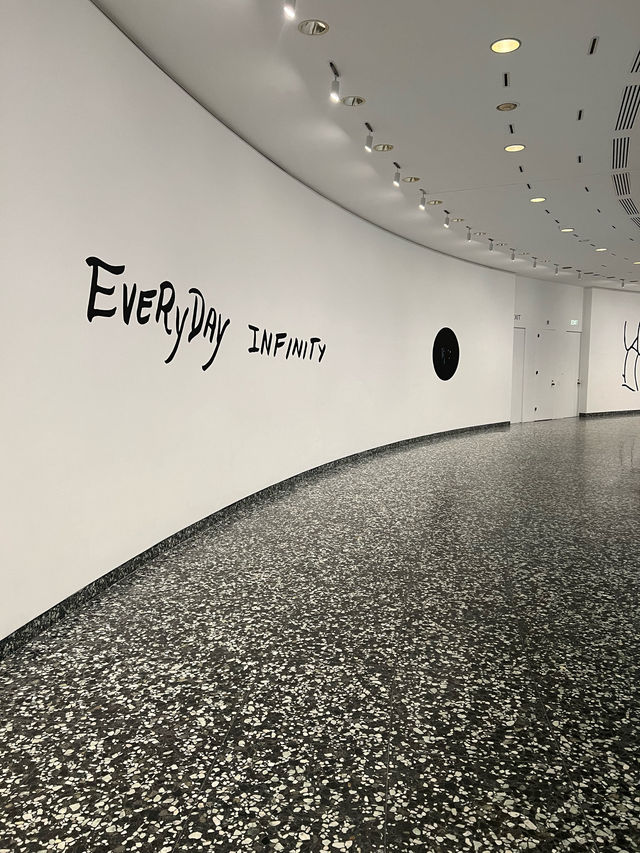 Iconic Hirshhorn Museum in Washington DC 🇺🇸