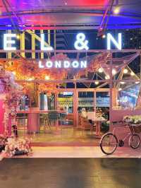 Popular PINK London cafe 🌸💐💓