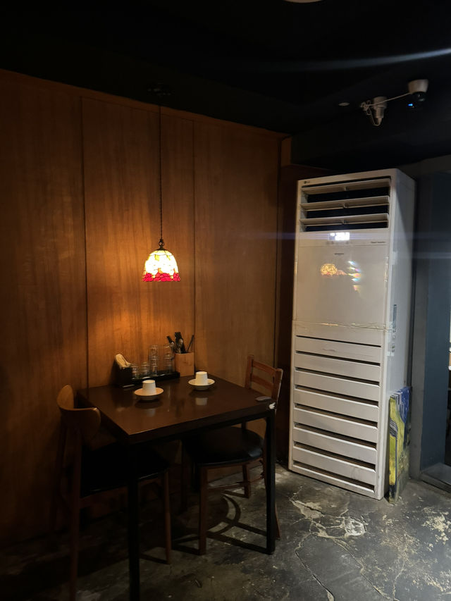 신선한 연어와육회 !! 감각적인 인테리어