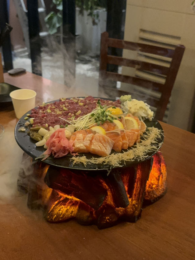 신선한 연어와육회 !! 감각적인 인테리어