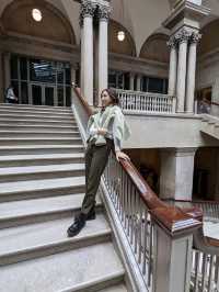 Explore the Art Institute of Chicago 