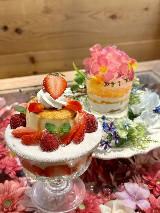 綺麗なお花のガラステーブルでいただく可愛いスイーツ✨