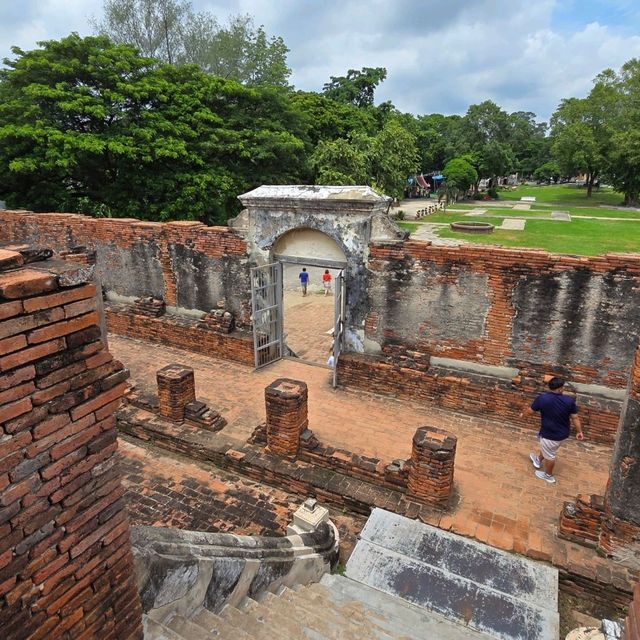 ปราสาทนครหลวง โบสถ์เก่า 400 ปี ศิลปะ ไทย-ขอม 