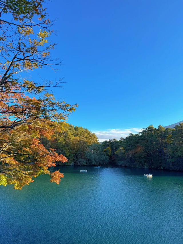 【福島】紅葉とエメラルドグリーンのコントラストが絶景